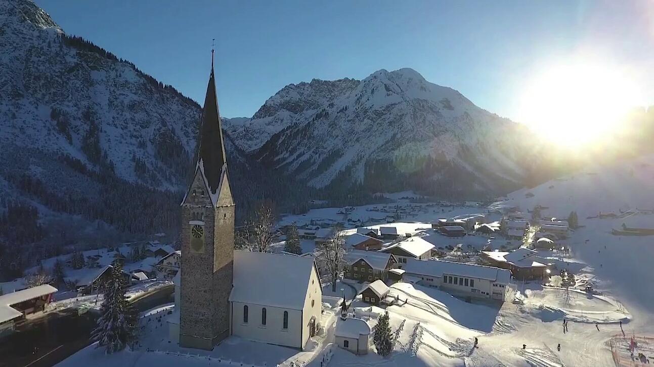 Kleinwalsertal im Winter: Naturhotel Lärchenhof aus der Luft